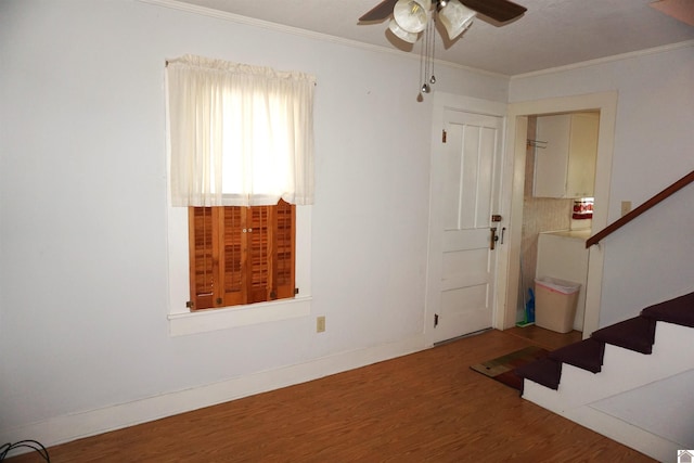 entrance foyer featuring hardwood / wood-style flooring, ceiling fan, and ornamental molding