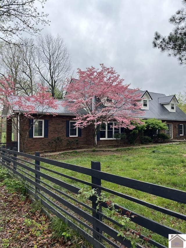 view of front facade featuring a front lawn