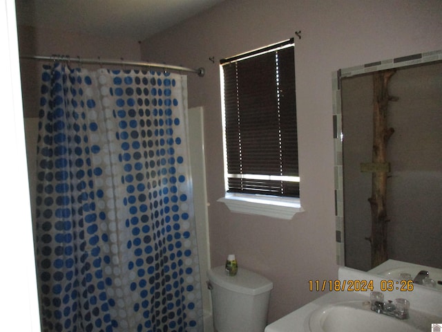 bathroom with a shower with shower curtain, vanity, and toilet