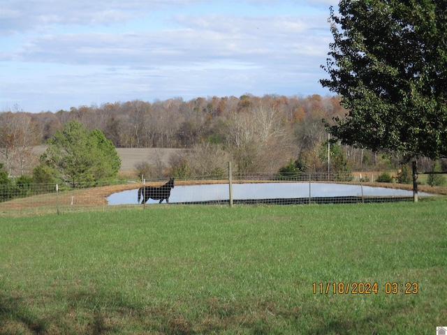 view of yard featuring a water view