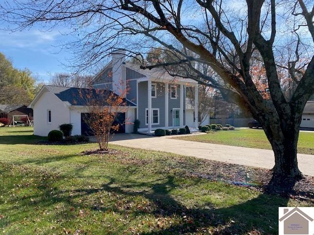 view of front of house featuring a front yard