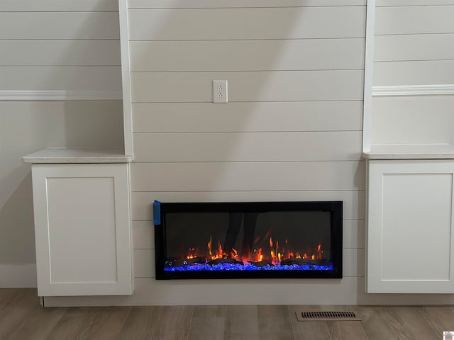 details with wood-type flooring