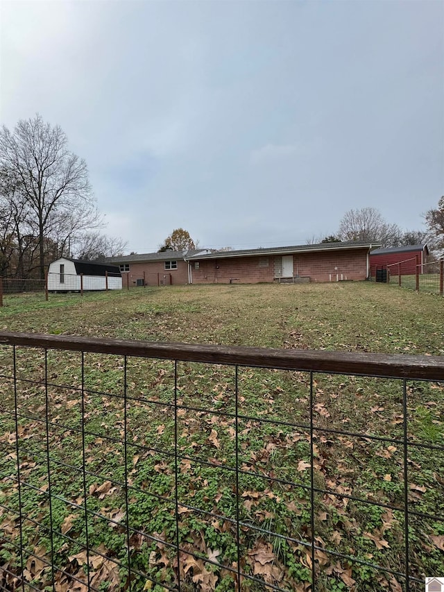 view of yard featuring an outdoor structure