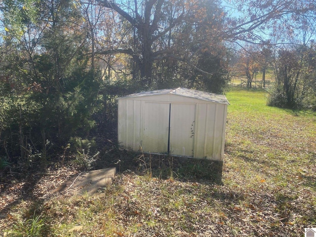 view of outdoor structure featuring a yard