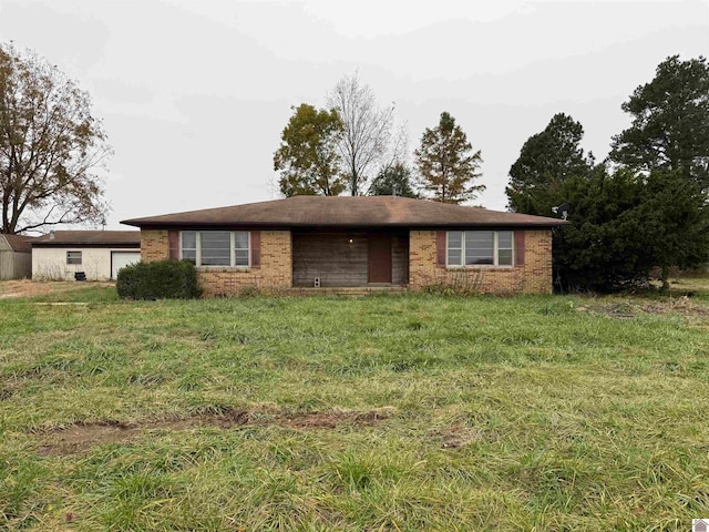 ranch-style house featuring a front lawn