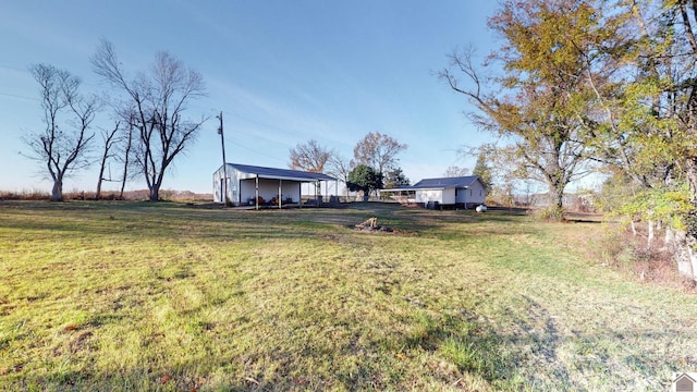 view of yard featuring an outdoor structure