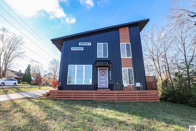 view of front of house featuring a front lawn