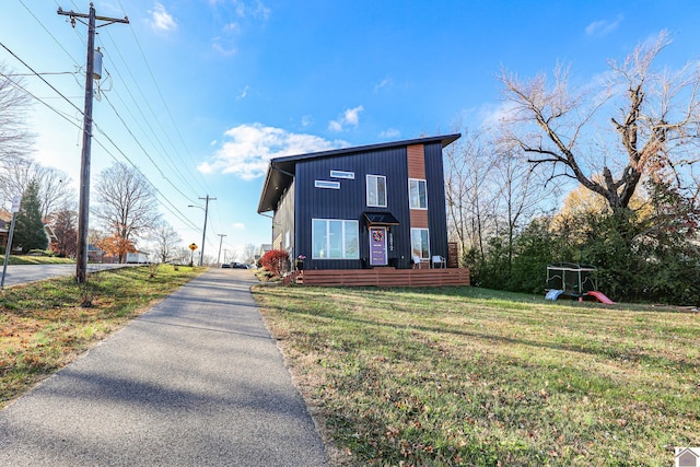 view of front of house featuring a front yard