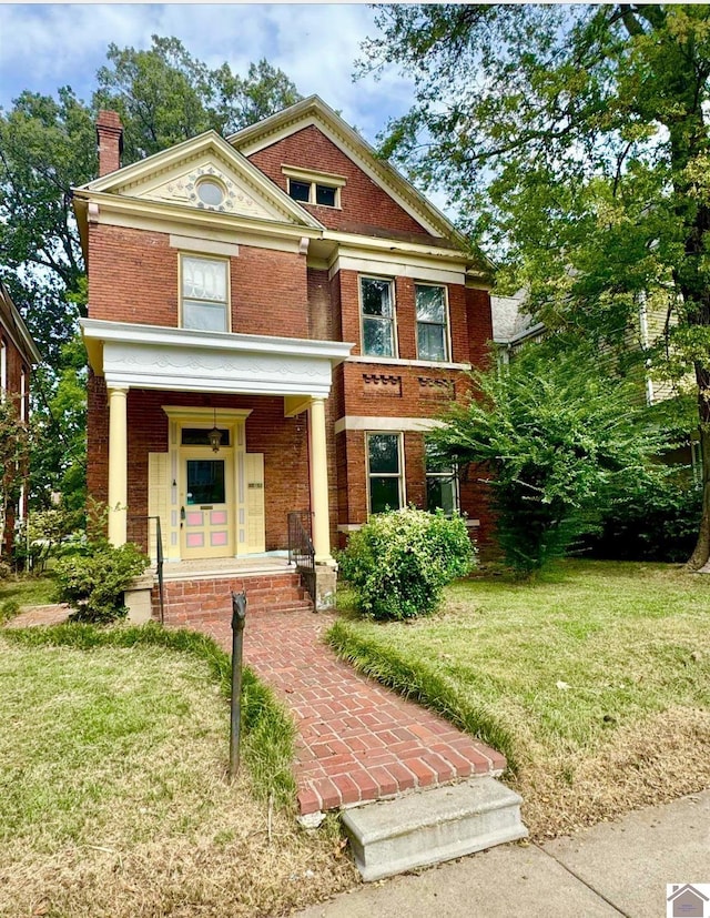 view of front of home featuring a front lawn