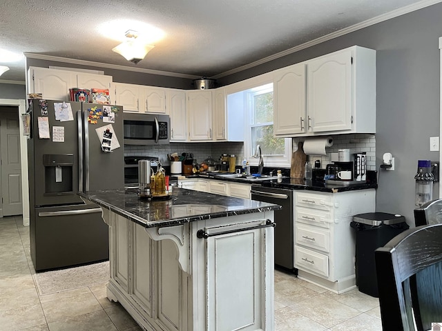 210 Banberry Bnd, Paducah, KY 42001 - kitchen with appliances with stainless steel finishes, crown molding, sink, white cabinets, and a kitchen island