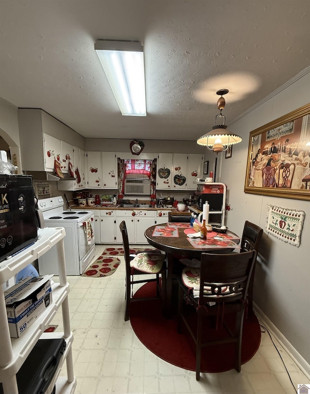 dining area with a textured ceiling, crown molding, and sink