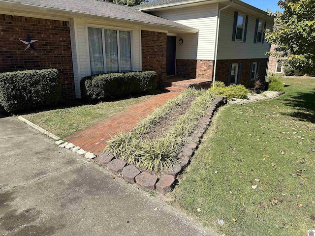 155 County Line Rd, Paducah, KY 42003 - view of front facade featuring brick siding and a front yard