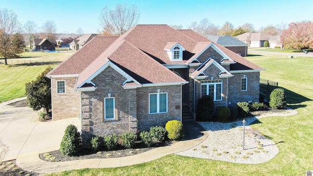 craftsman inspired home featuring a front lawn