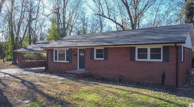 single story home featuring a front yard