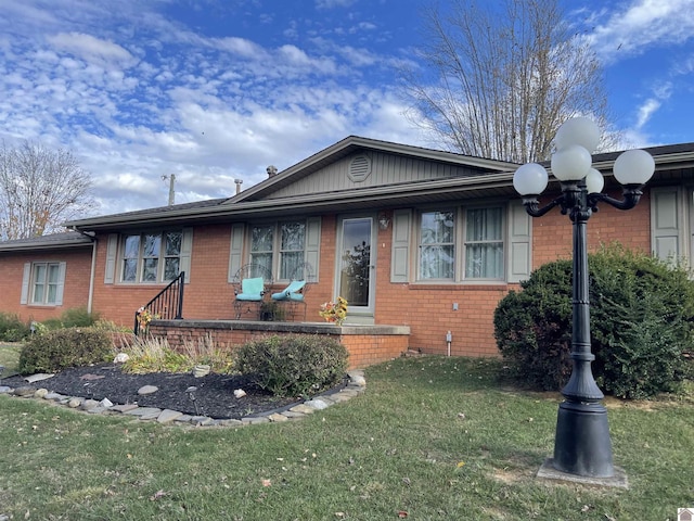 view of front of property featuring a front lawn