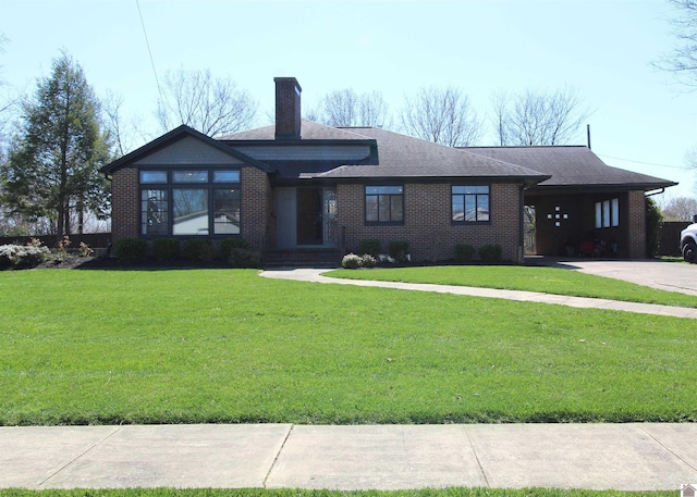 view of front of house featuring a front lawn