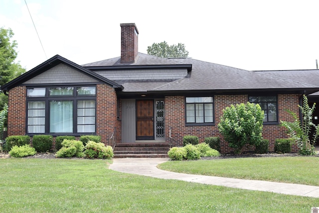 view of front of home featuring a front lawn