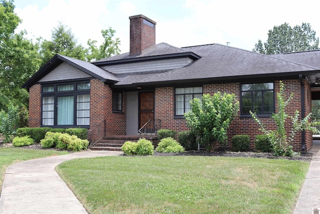 view of front of property featuring a front lawn