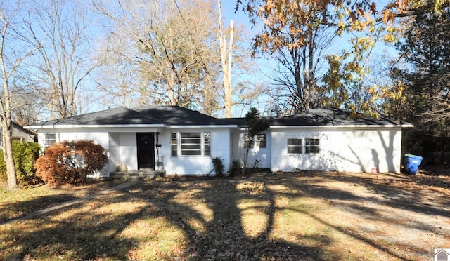 view of front of property featuring a front yard