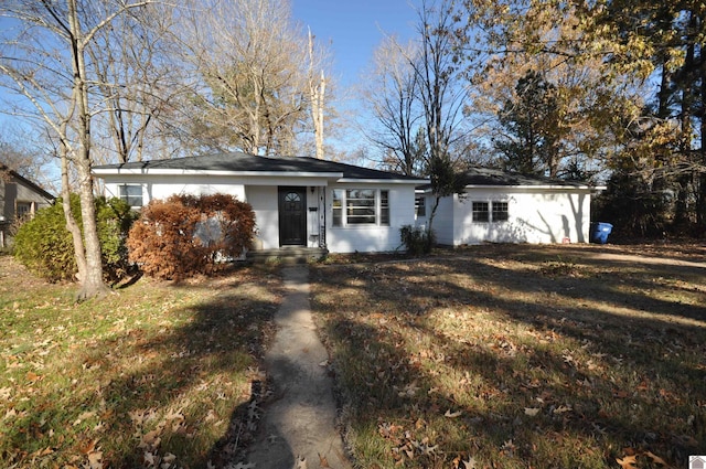 ranch-style home featuring a front lawn