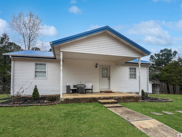 view of front of home with covered porch and a front lawn