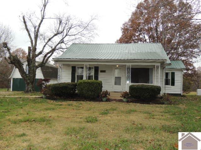 view of front of home with a front yard