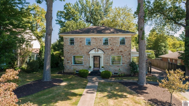 view of front of home featuring a front lawn