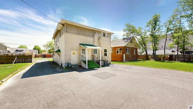 view of front of house featuring a front yard