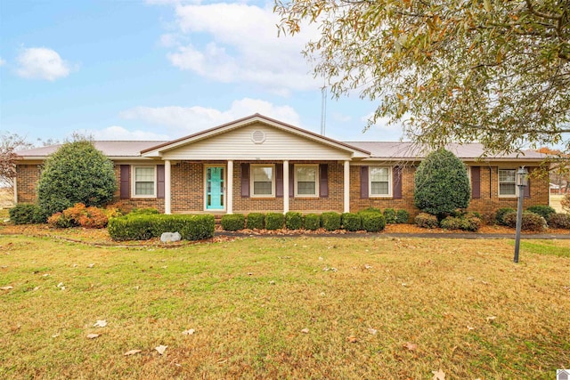 single story home with a front lawn