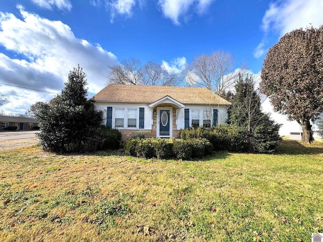 view of front of house featuring a front lawn