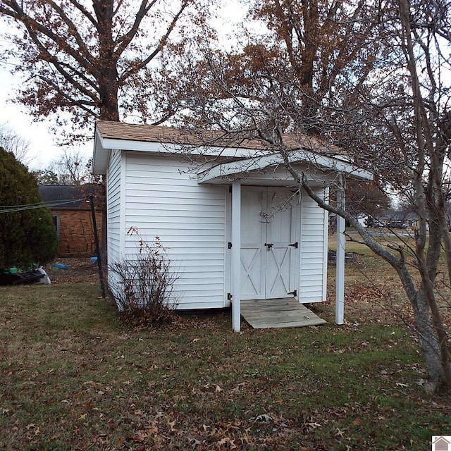 view of outdoor structure with a yard