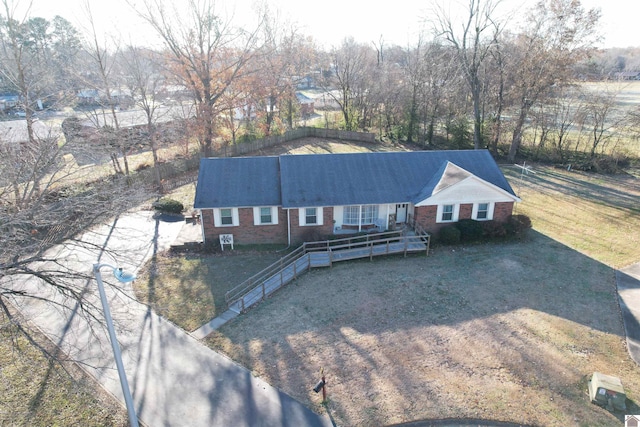 view of front of home featuring a front yard