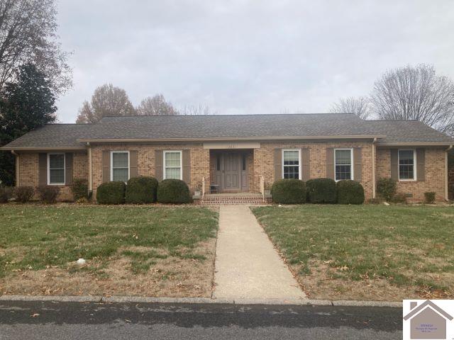 single story home featuring a front yard