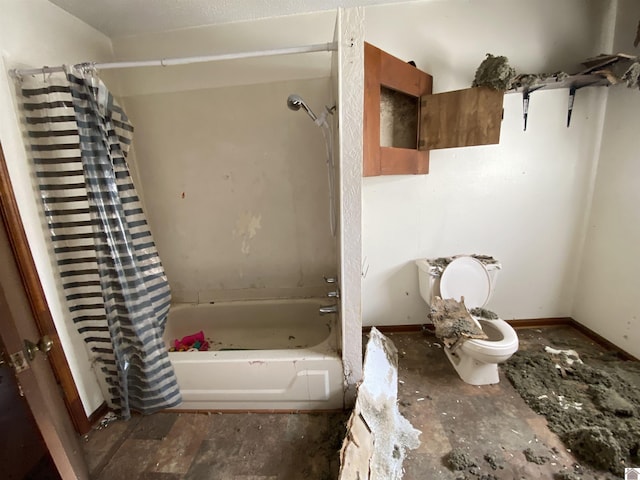 bathroom featuring toilet and shower / bath combo with shower curtain