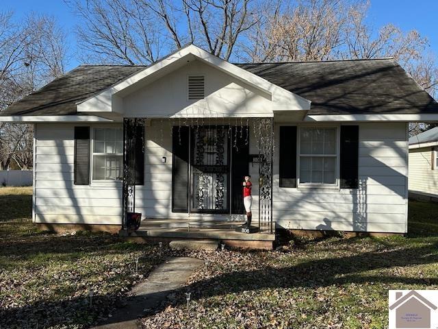 view of front of house featuring a front yard