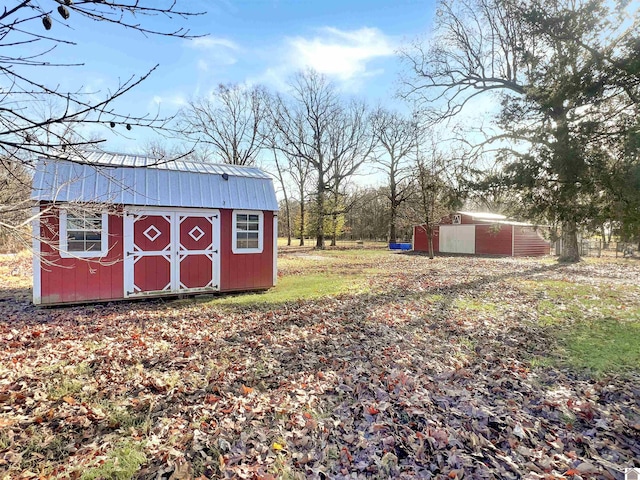 view of yard featuring a storage shed