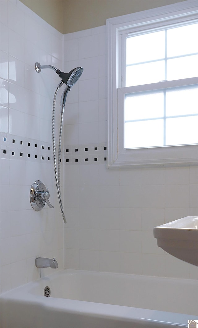 bathroom featuring tiled shower / bath combo