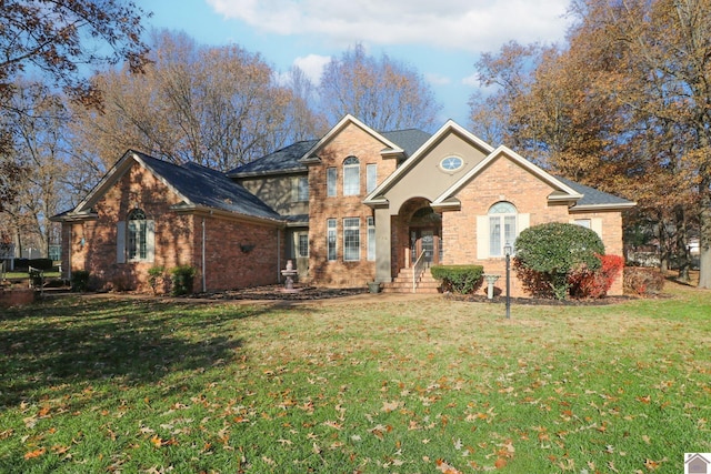 view of front facade featuring a front yard