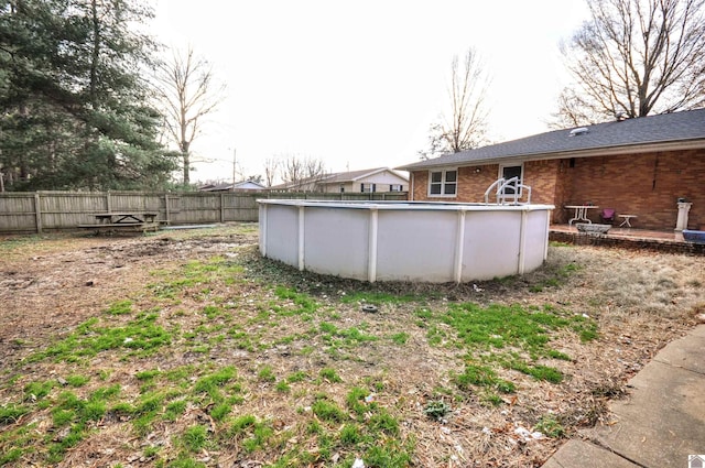 view of yard featuring a fenced in pool