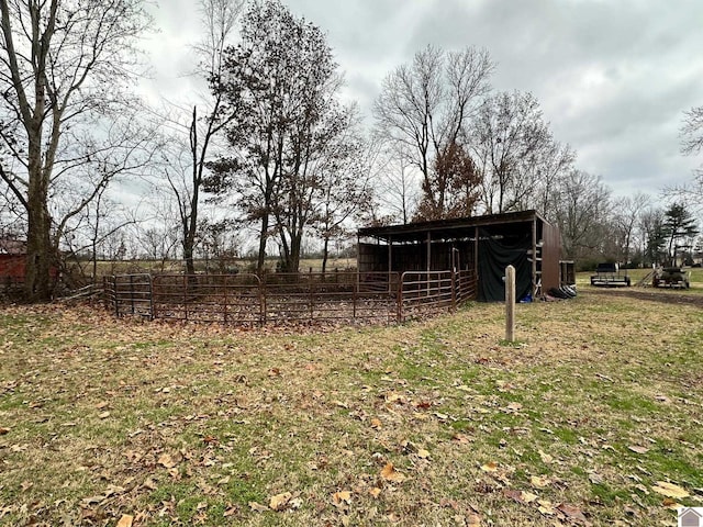 view of yard with an outdoor structure