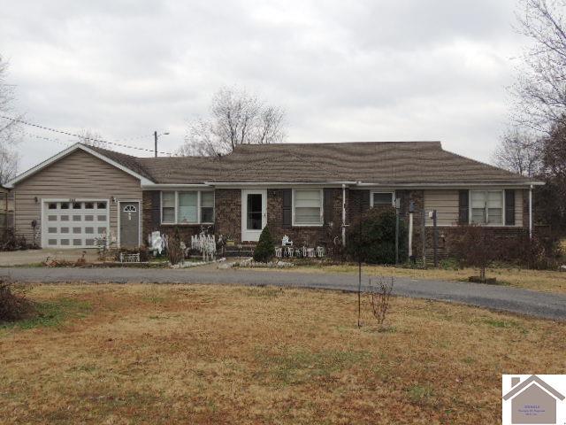 single story home featuring a front yard and a garage