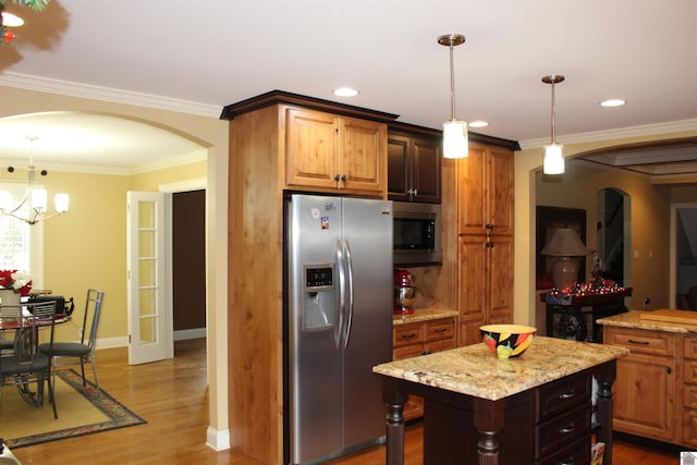 kitchen with stainless steel appliances, crown molding, a notable chandelier, hardwood / wood-style floors, and a kitchen island