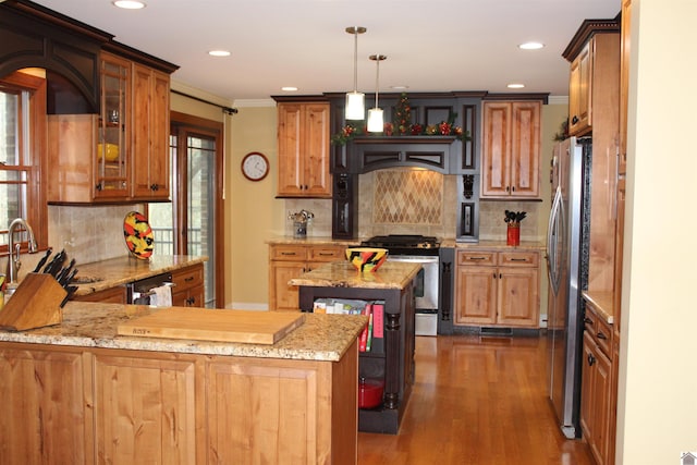 kitchen featuring backsplash, crown molding, sink, and stainless steel appliances