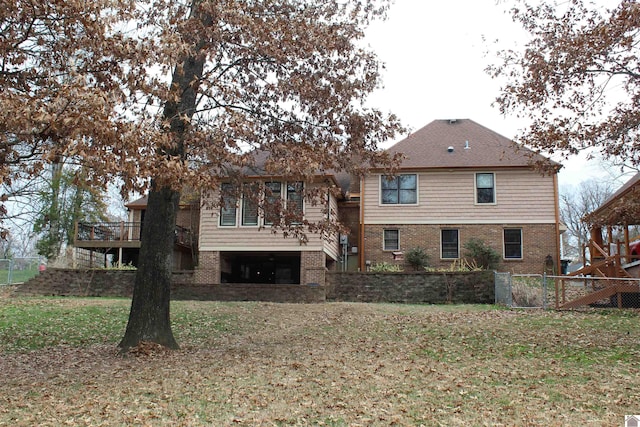 back of house featuring a lawn