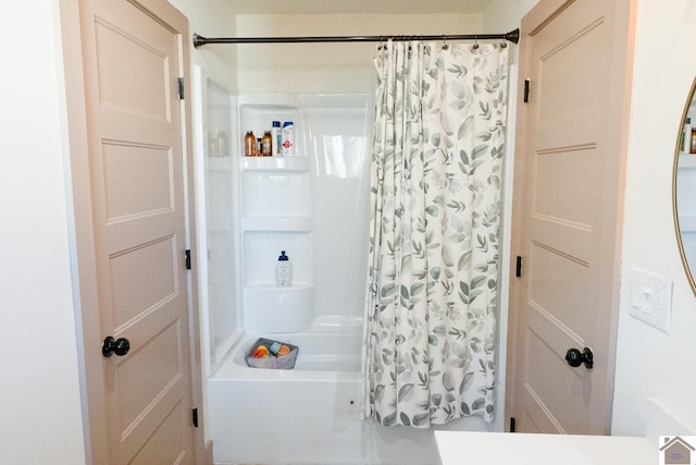 bathroom featuring shower / bath combo with shower curtain