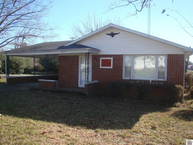 view of front of house with a front lawn