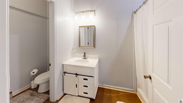 bathroom with a shower with shower curtain, vanity, and toilet