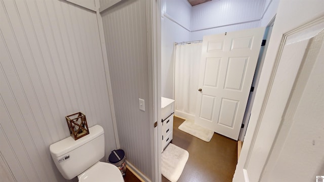 bathroom featuring vanity, a shower with shower curtain, and toilet