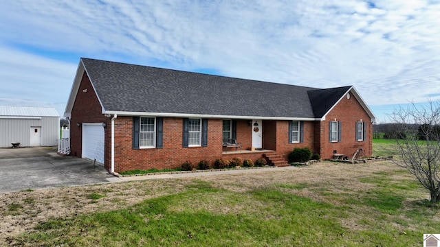 view of front of home featuring an outdoor structure and a front yard