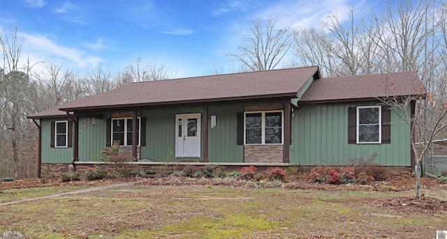 single story home featuring covered porch and a front lawn